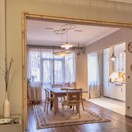Stylish Retreat In Apartment